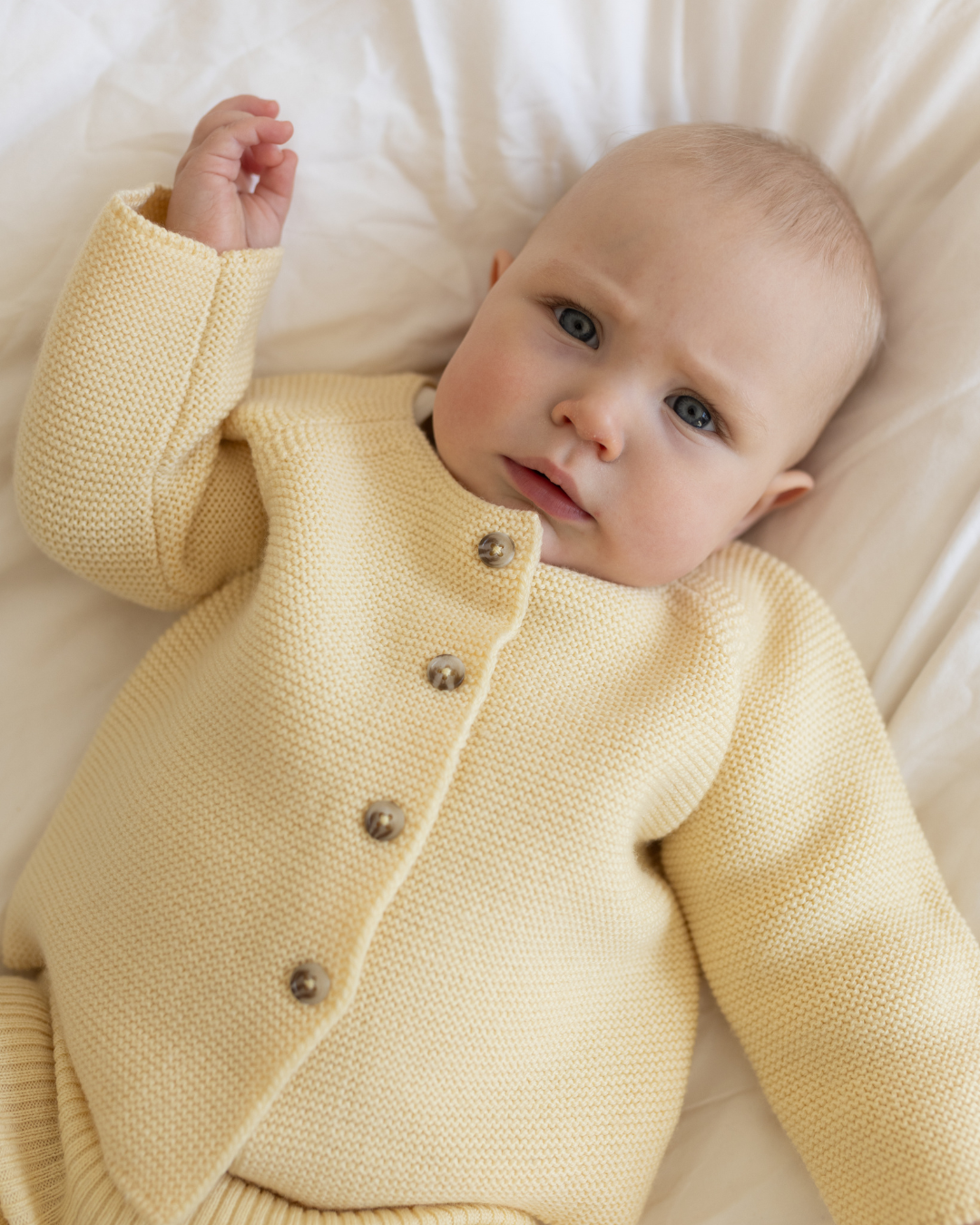 Babycardigan in verschiedenen Farben aus Merinowolle