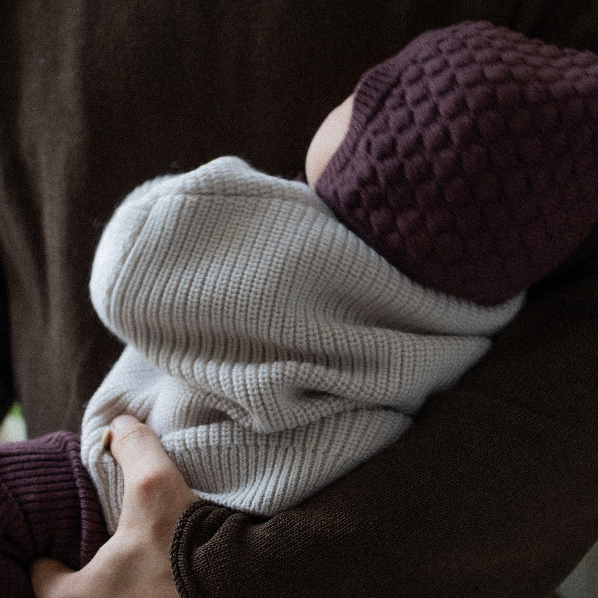 Babymütze "Ela" zum Binden in bordeaux