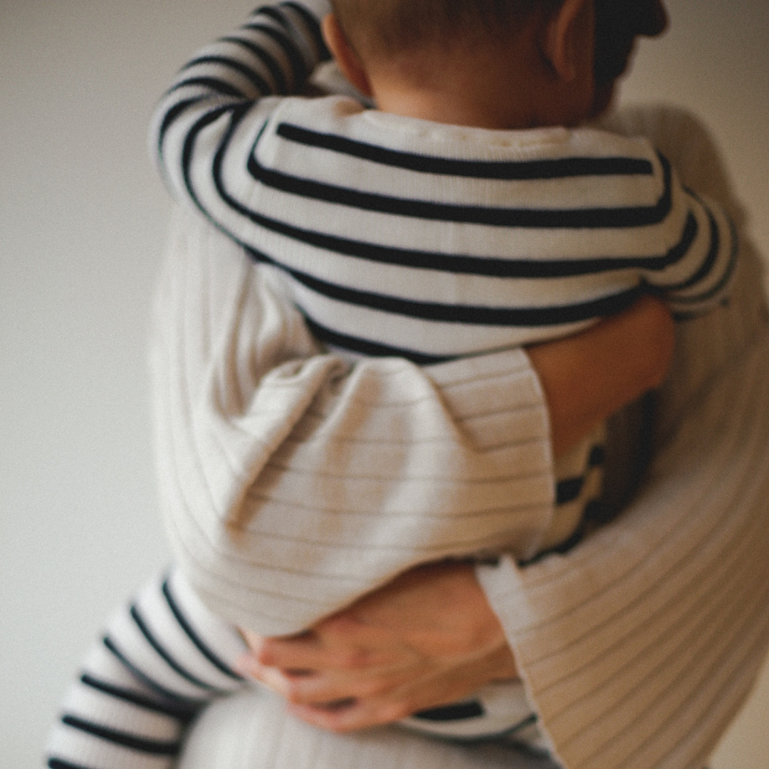 Strampler "Thea" in offwhite marine gestreift