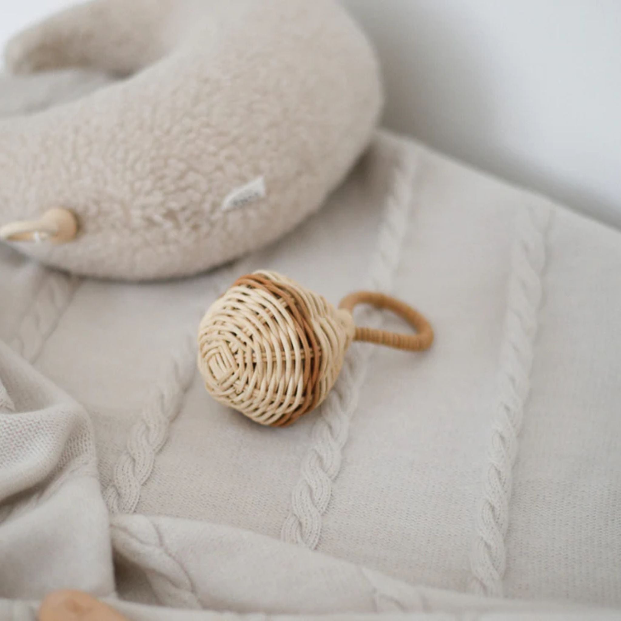 Kuscheldecke Svea mit Zopfmuster in creme