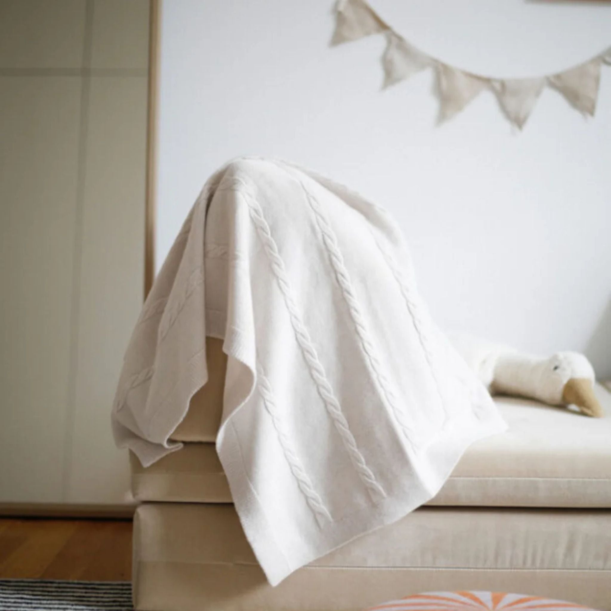 Kuscheldecke Svea mit Zopfmuster in creme
