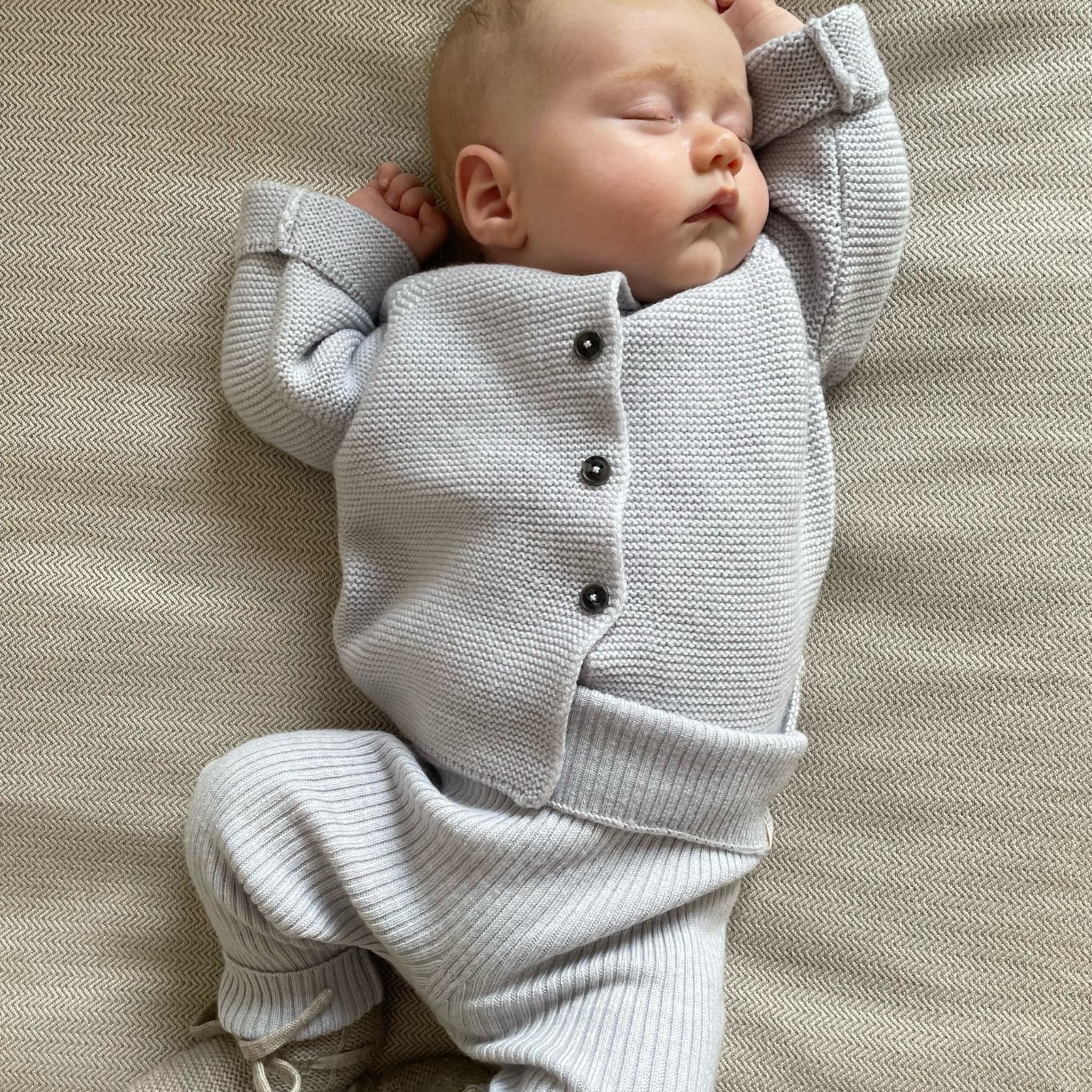 Schlafendes Baby mit Lille Toni Cardigan und Leggings