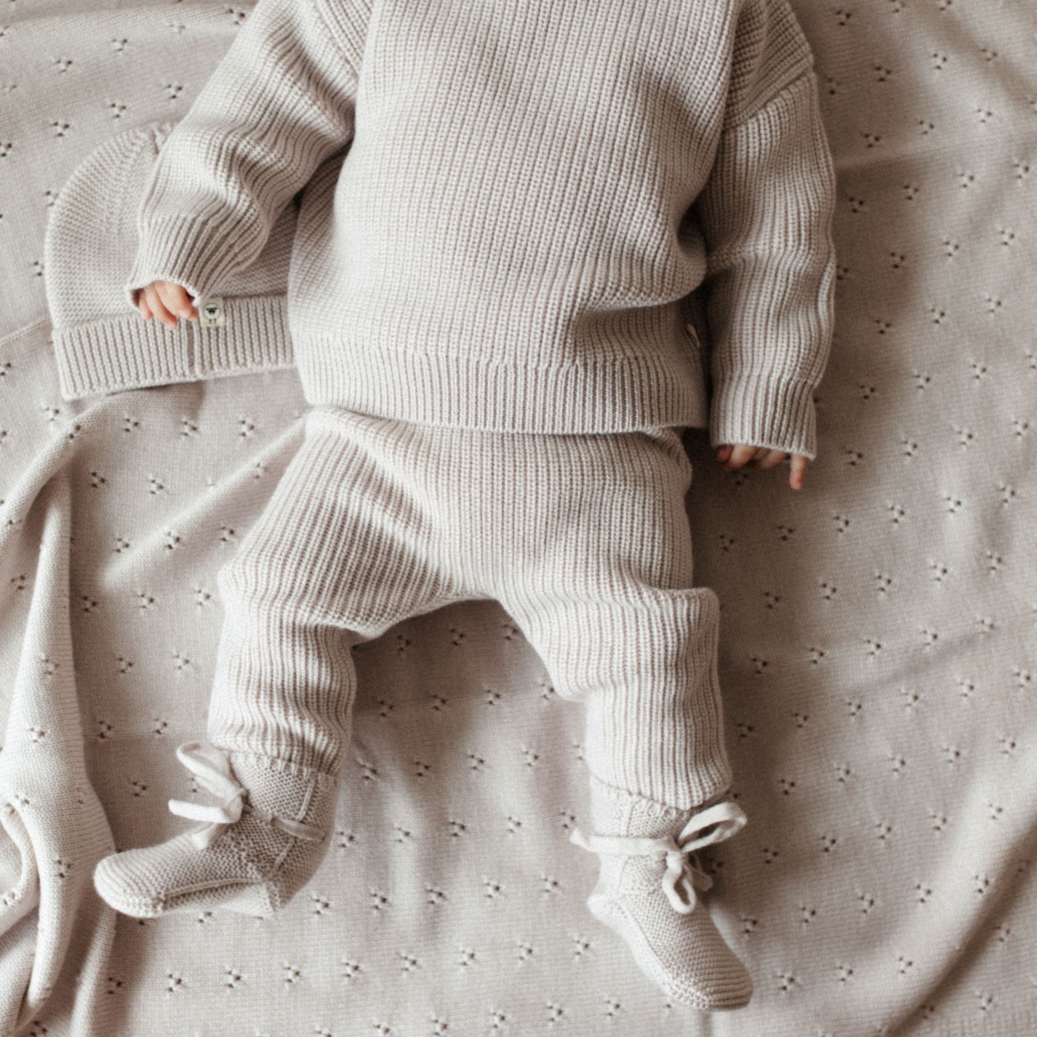 Baby mit Lille Toni pullover, leggings, babyschuhe und mützen