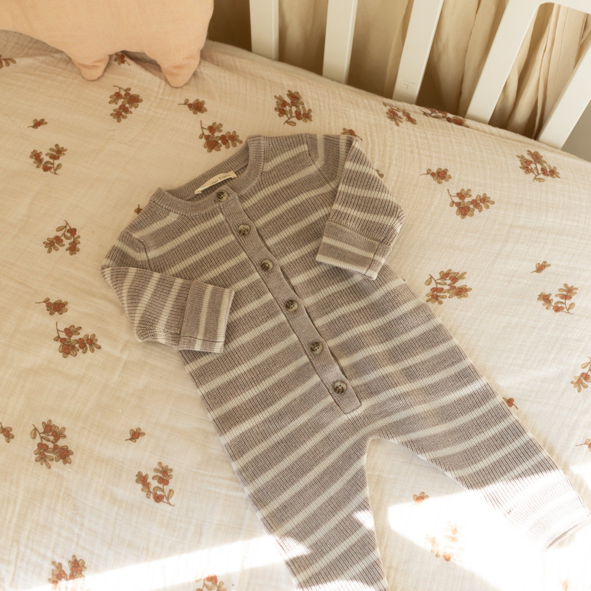 Strampler Thea in camel/ creme gestreift