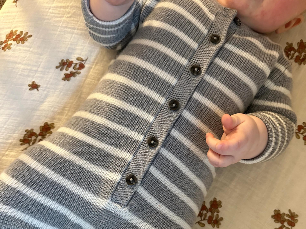 Baybstrampler getragen in grau melange gestreift