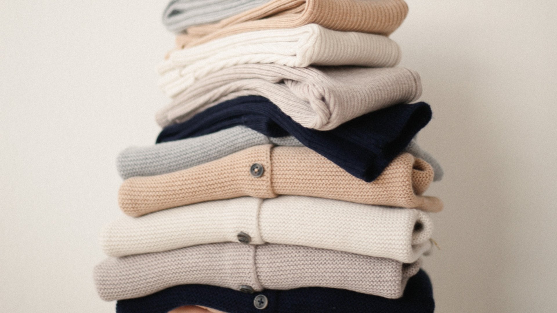 Kleidungstapel aus kuschelig weicher Merinowolle