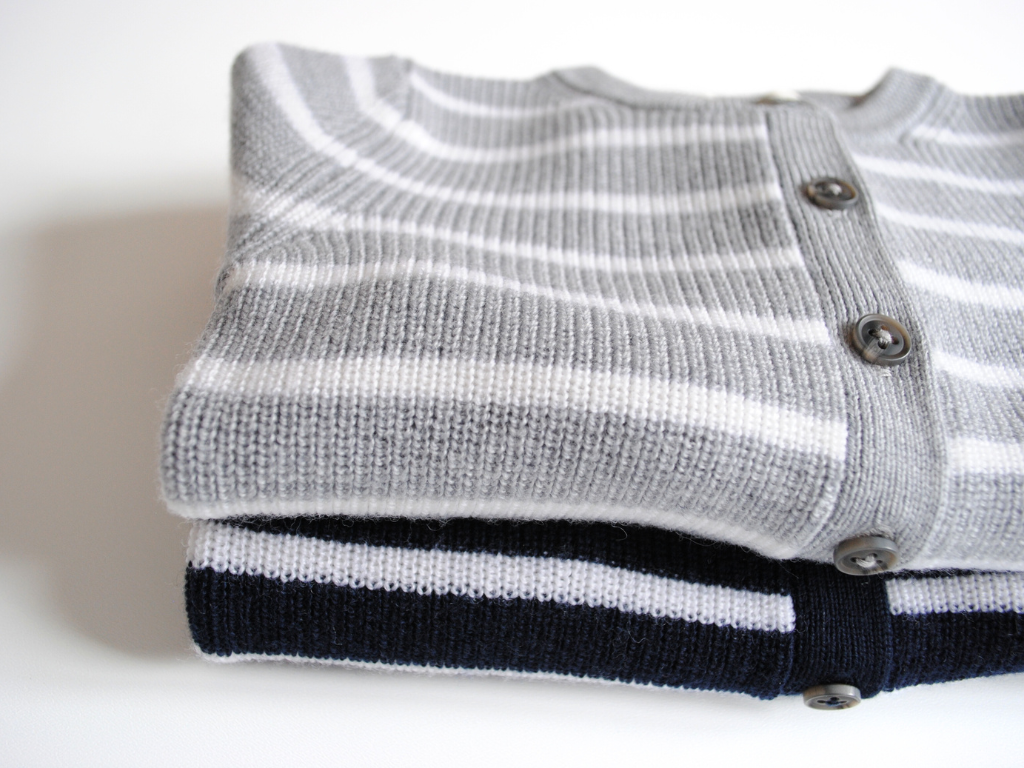 Detailaufnahme des Babystramplers in marine offwhite gestreift und grau melange gestreift