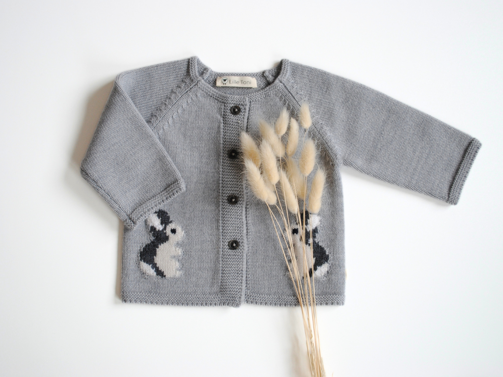 Babycardigan aus Merinowolle mit Hasenmotiv auf beiden Seiten