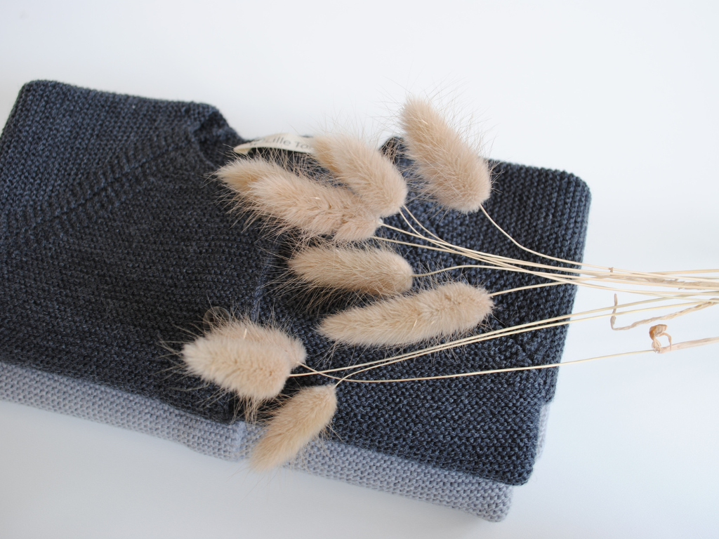 Flatlay aus Cardigan in anthrazit melange und grau melange mit Pampasgras dekoriert