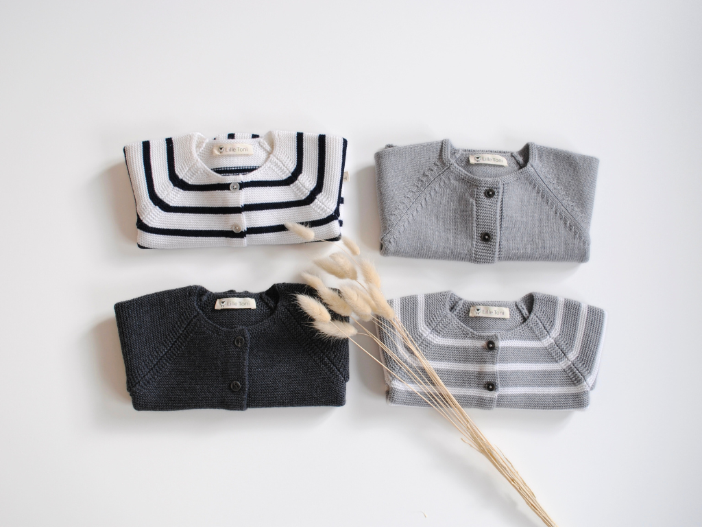 4 Cardigans in verschiedenen Farben als Flatlay