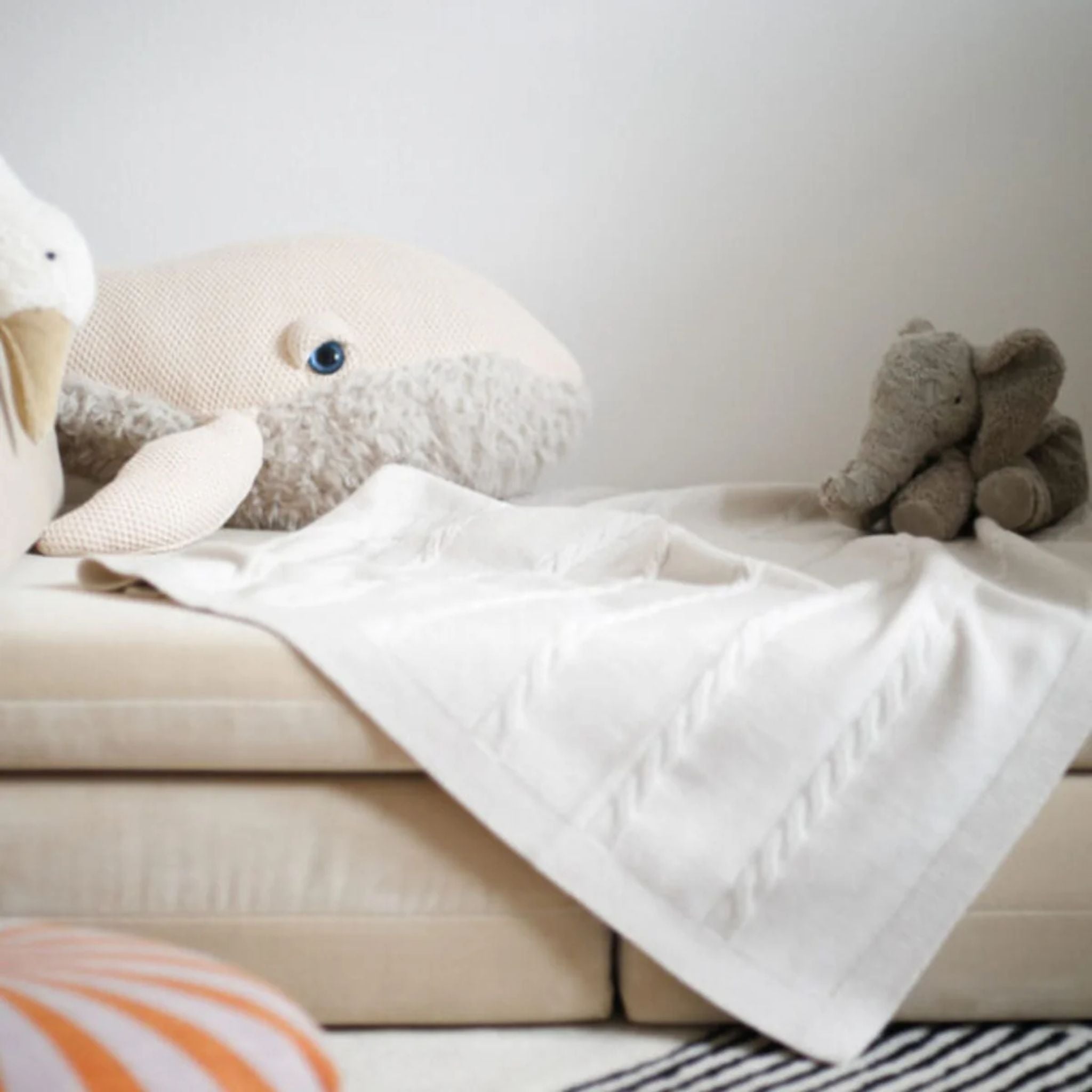 Kuscheldecke Svea mit Zopfmuster in creme