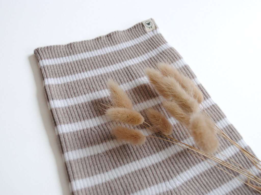 Detailaufnahme Strickhose in camel offwhite gestreift