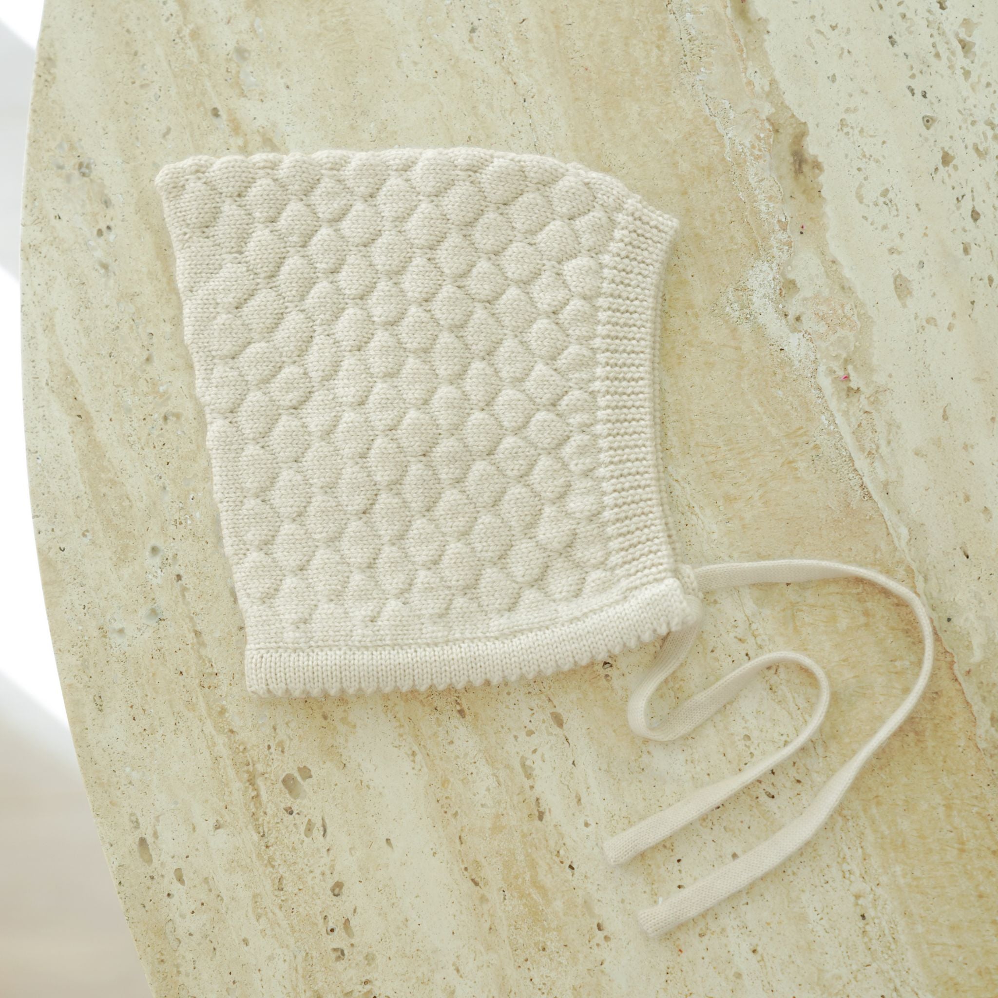 Babymütze Ela zum Binden in creme