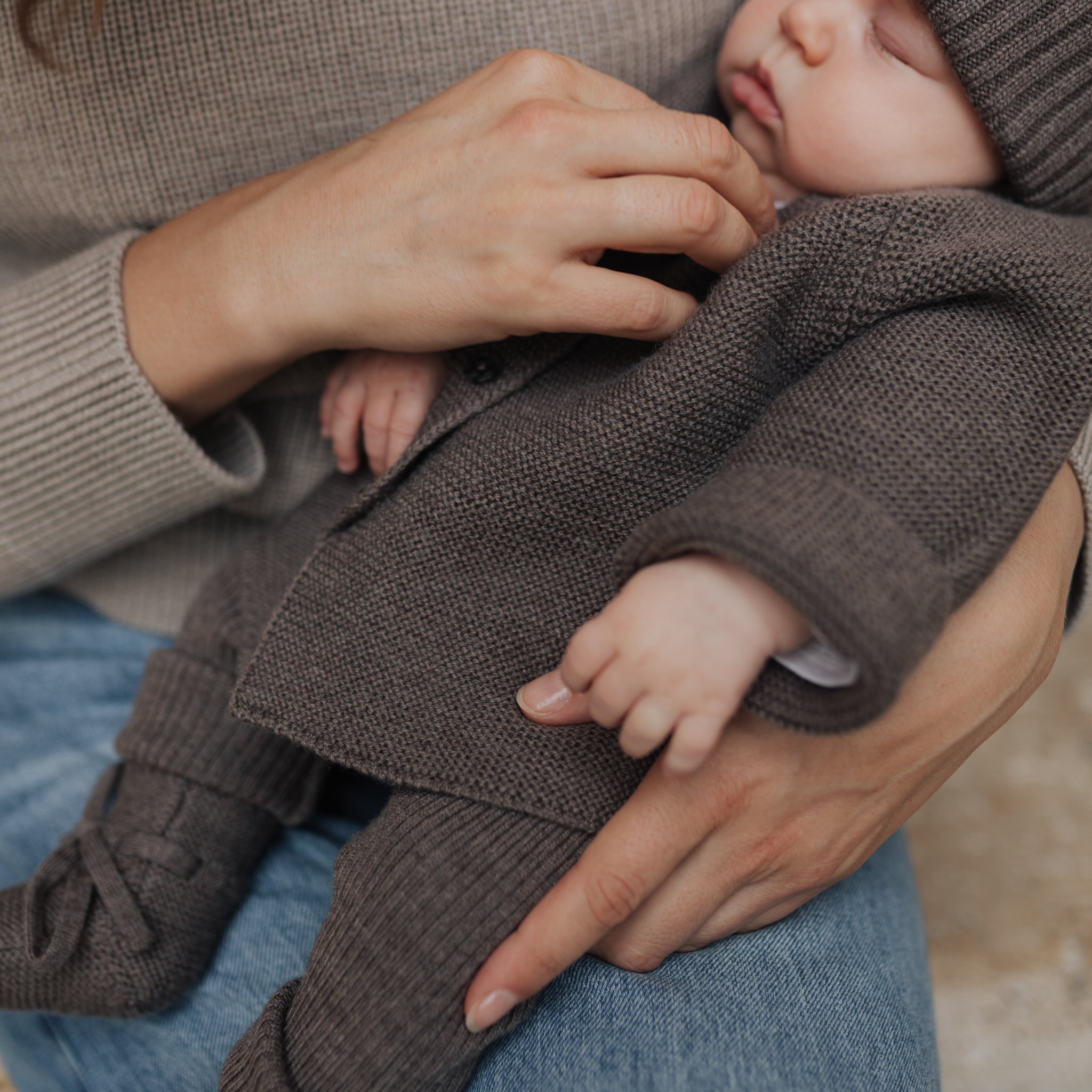 Baby Erstausstattung Set in toffee, Cardigan, Leggings, Schuhe gratis Geschenkkarton