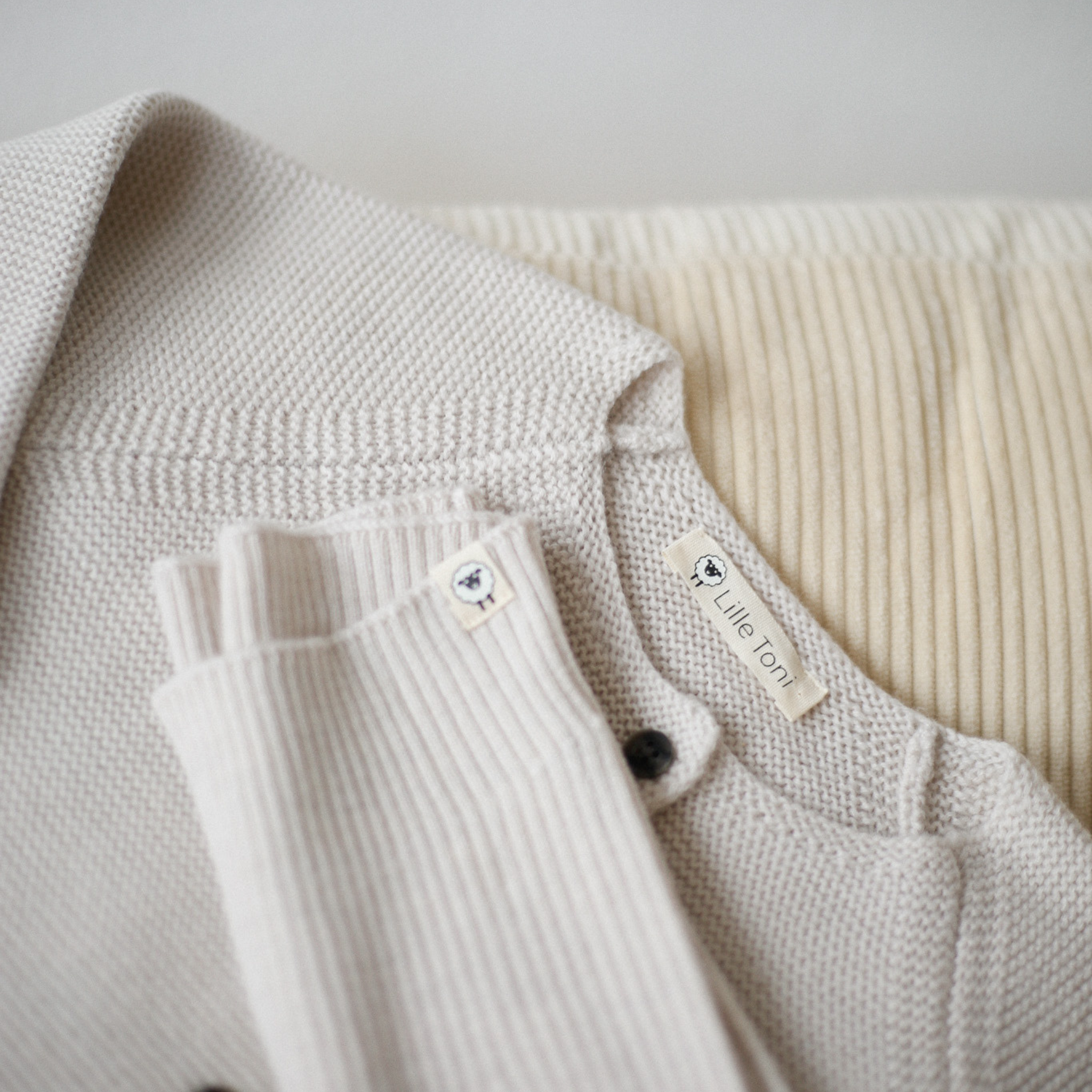 Baby Erstausstattung Set in creme: Cardigan, Leggings, Schuhe gratis Geschenkkarton