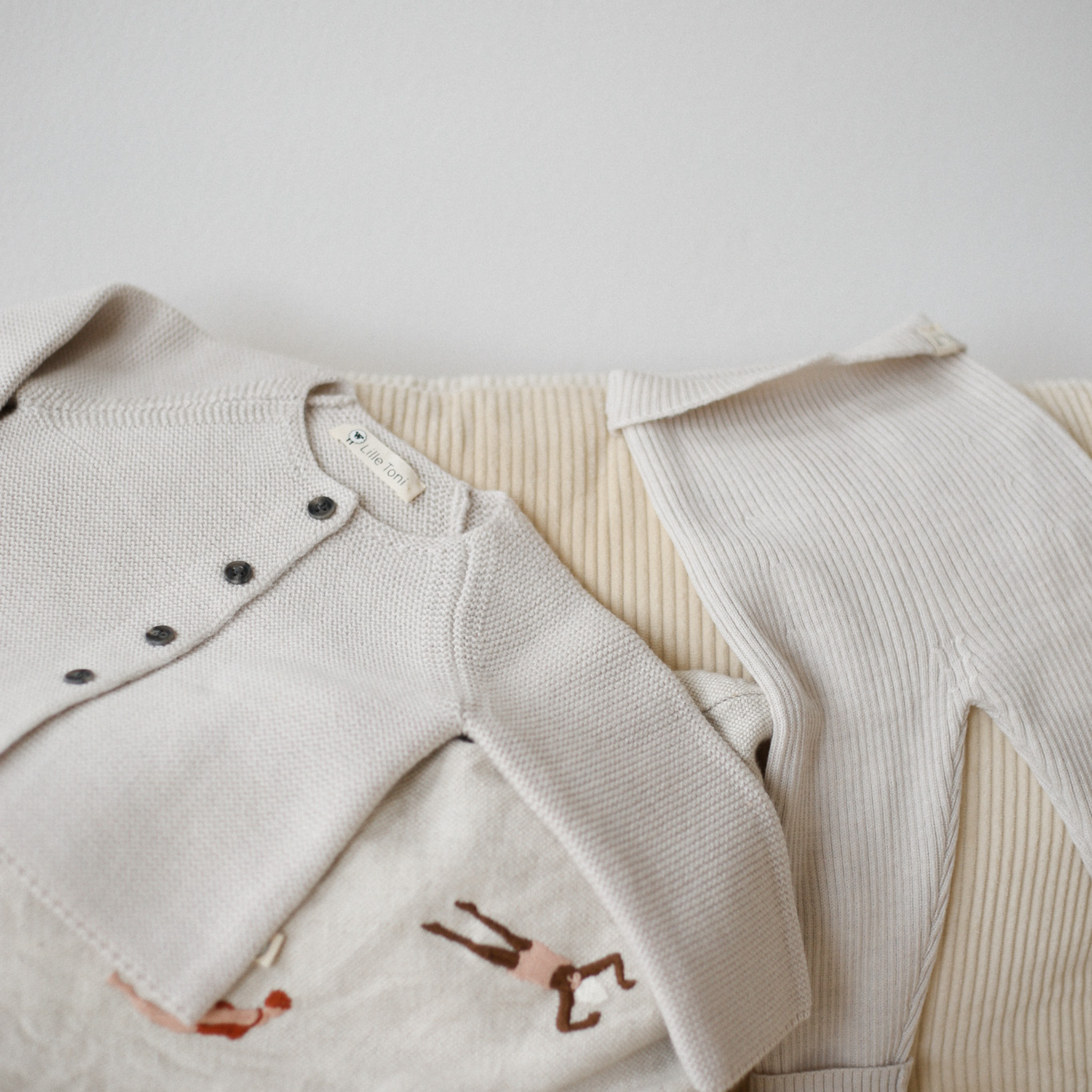 Baby Erstausstattung Set in creme: Cardigan, Leggings, Schuhe gratis Geschenkkarton