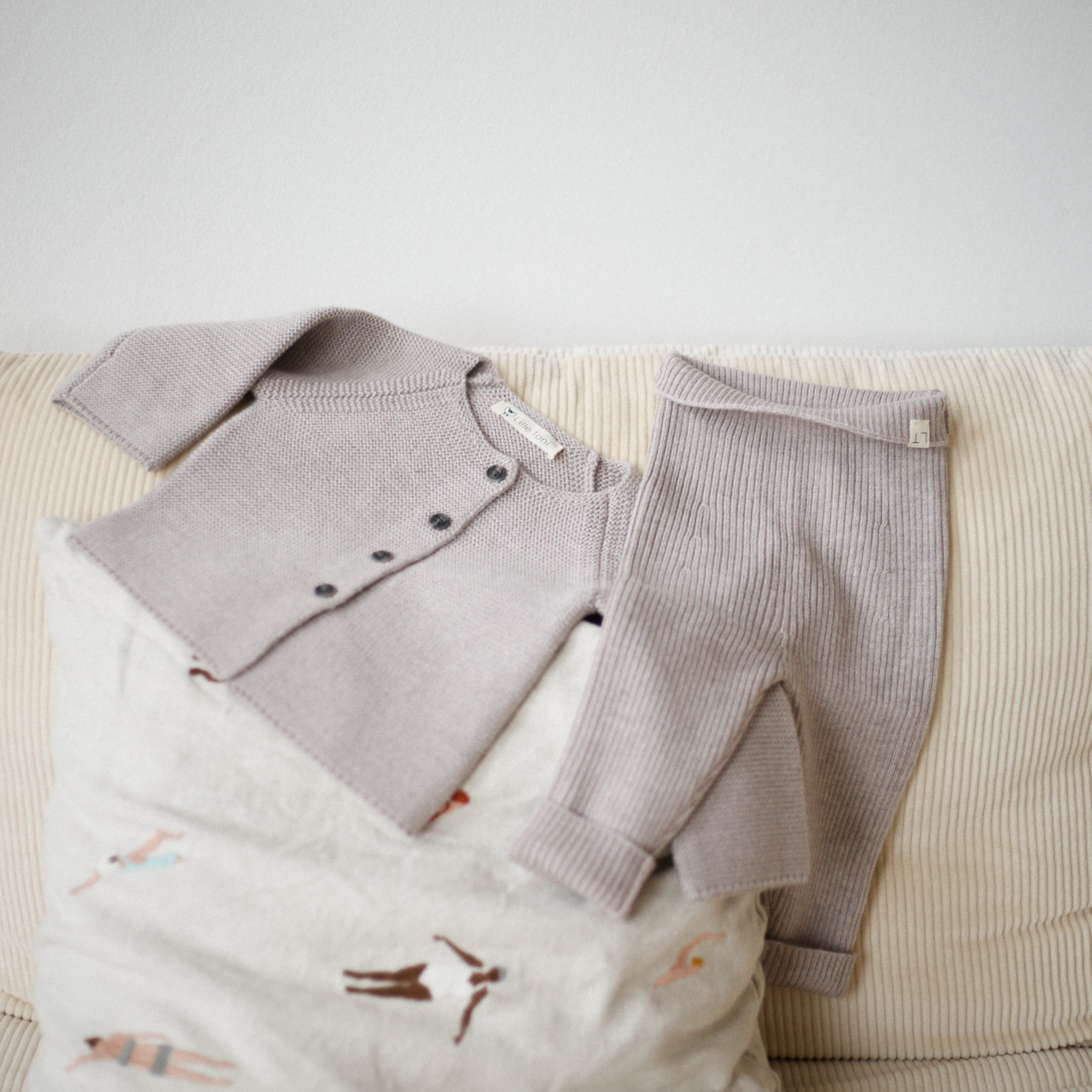 Baby Erstausstattung Set in camel melange, Cardigan, Leggings, Schuhe gratis Geschenkkarton
